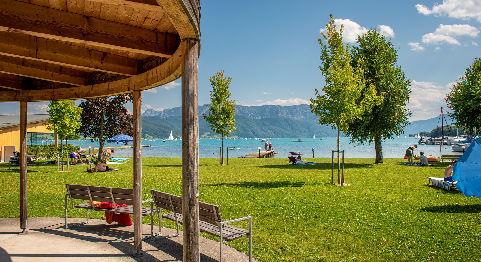 Schwimmen im glasklaren Wasser des Attersees am Häuplhof