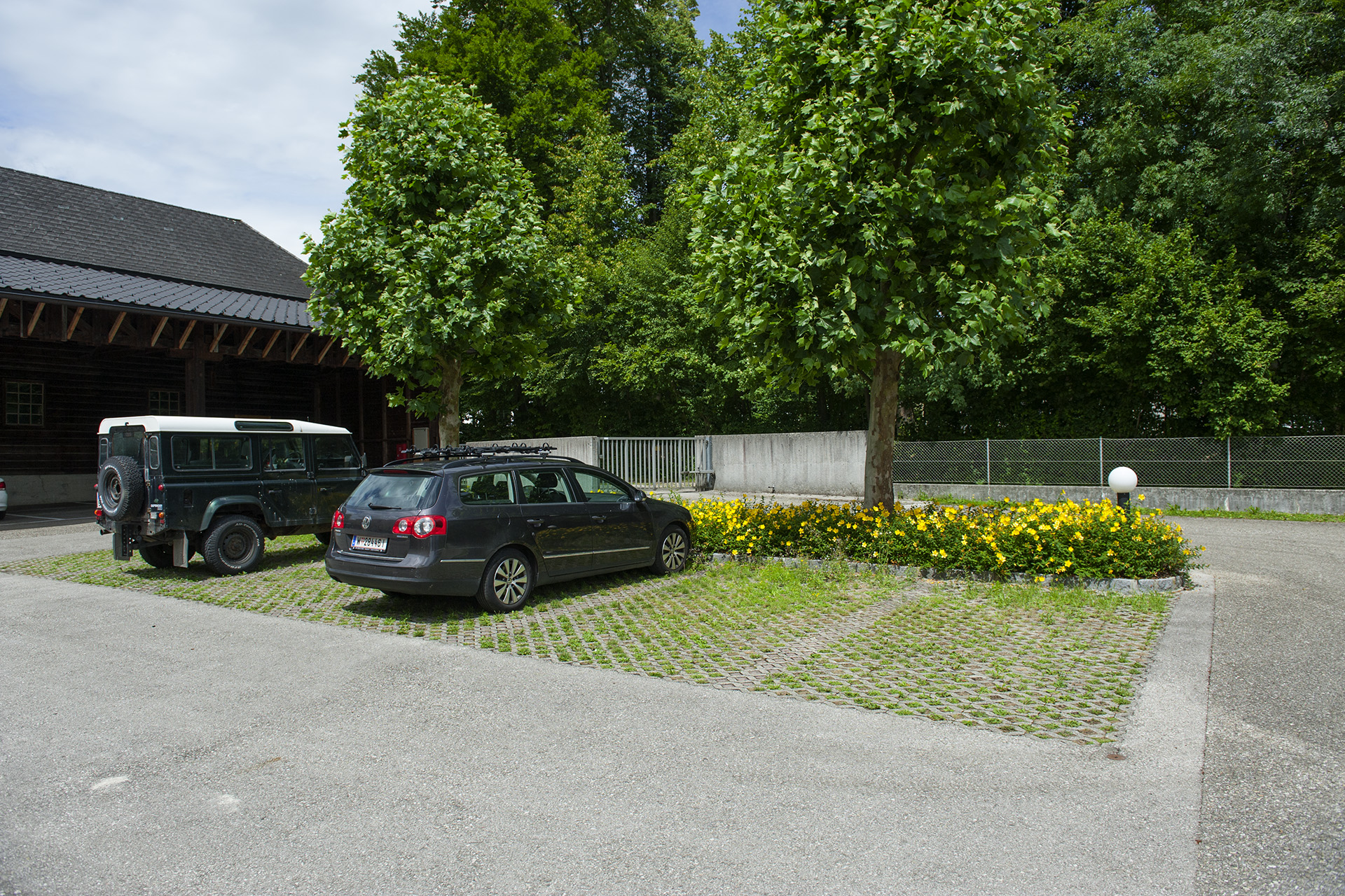 Zu jeder Ferienwohnung ein Parkplatz im Häuplhof direkt am Attersee