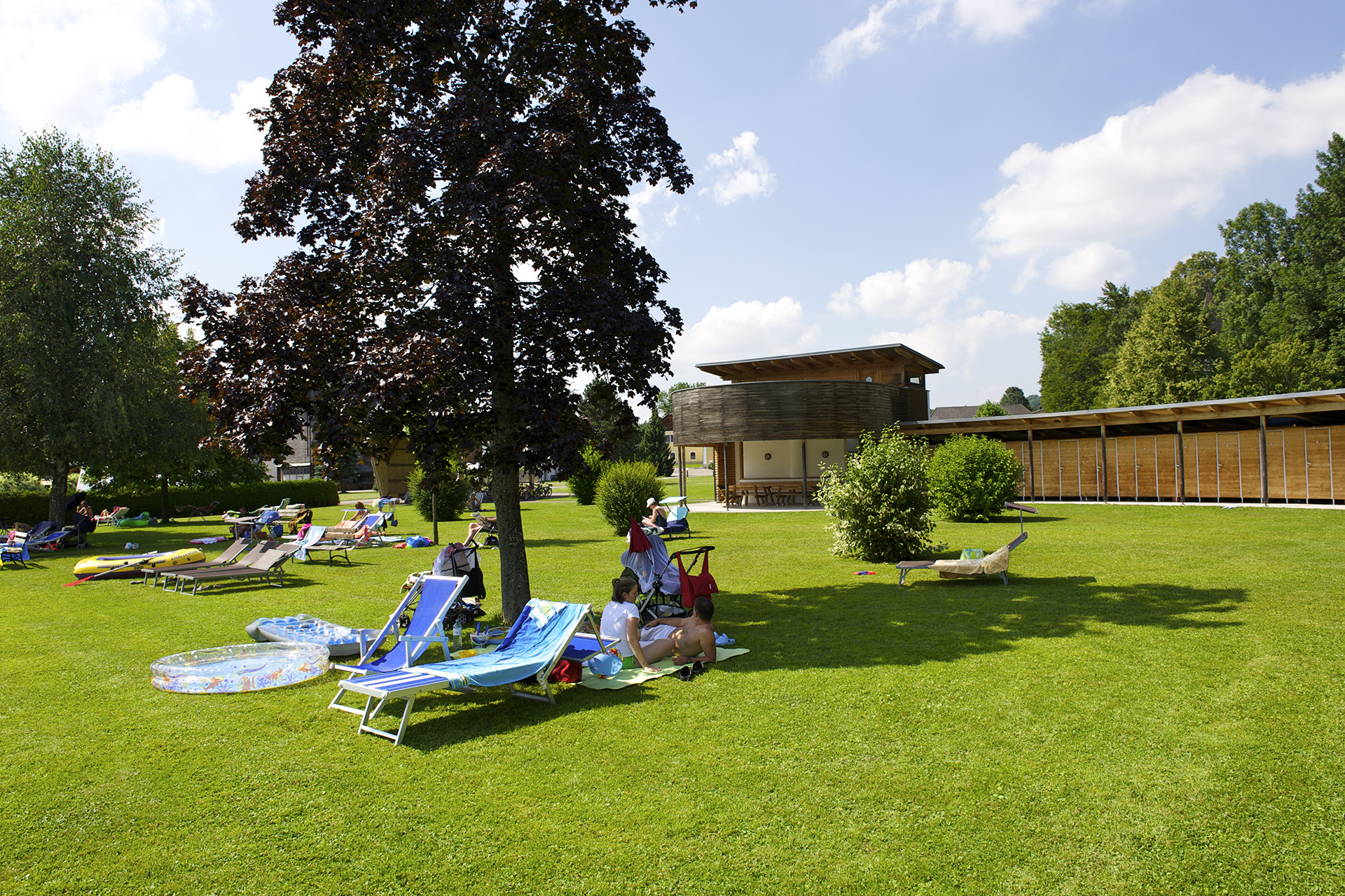 Der Badestrand mit Badekabinen im Häuplhof direkt am Attersee