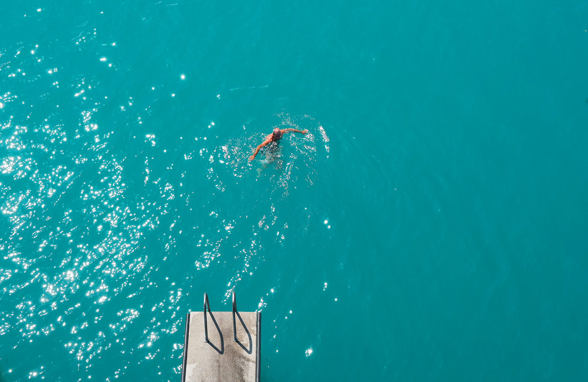 Schwimmen im glasklaren Wasser des Attersees am Häuplhof